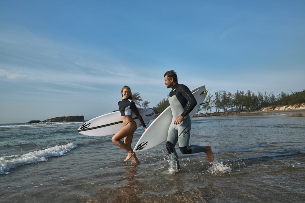 Pai e filha na praia