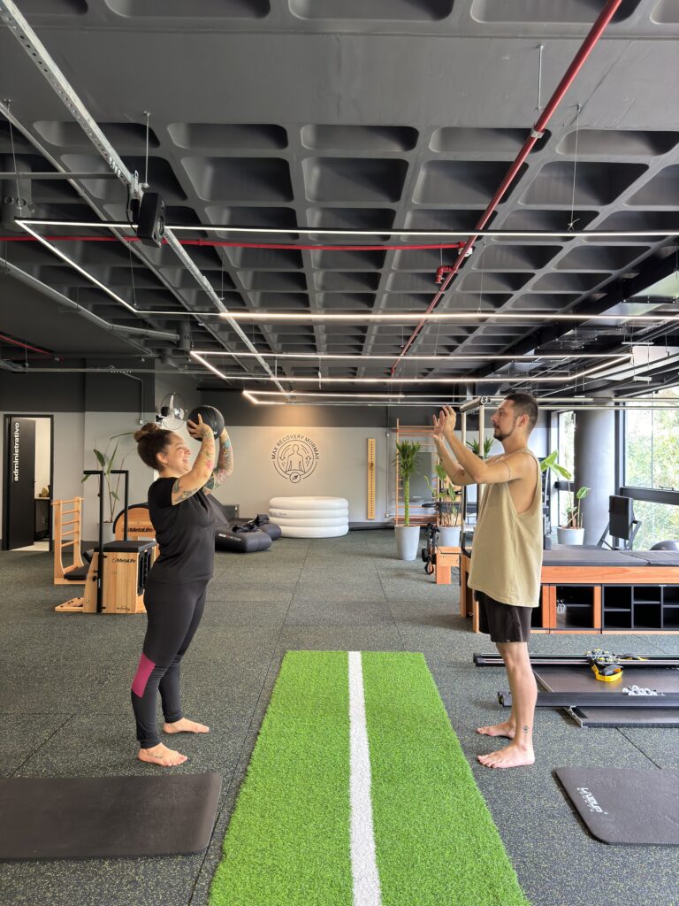 Alunos se exercitando no Studio Mormaii