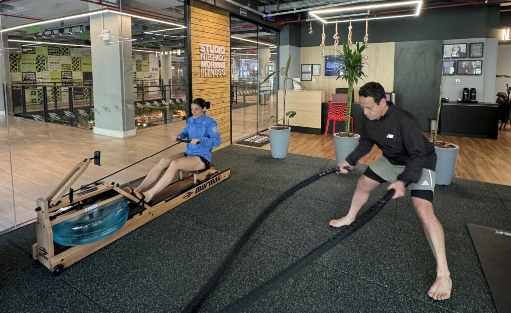 Alunos treinando com os equipamentos dos studios mormaii