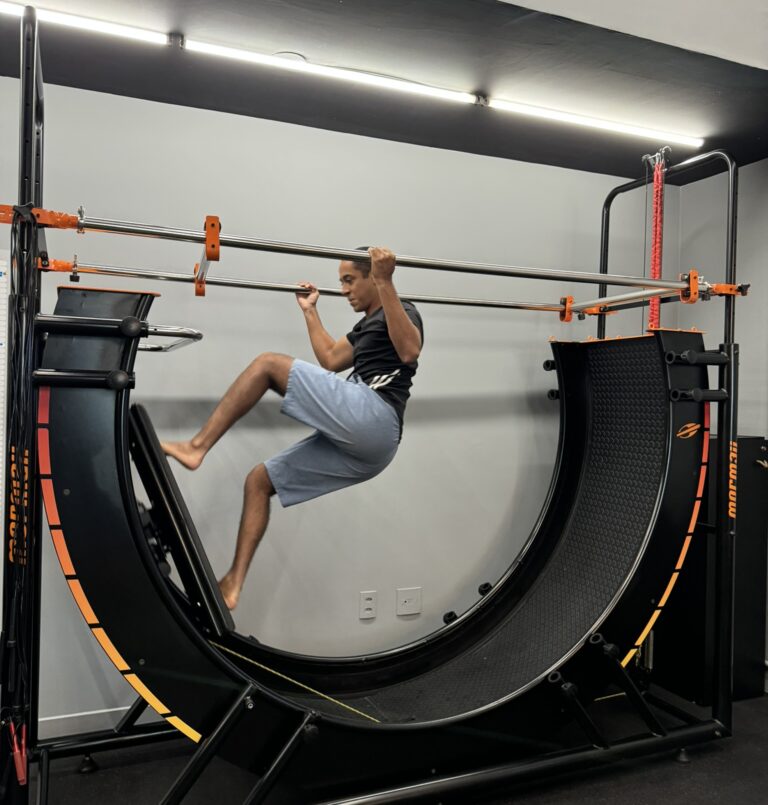 Aluno treinando no studio mormaii
