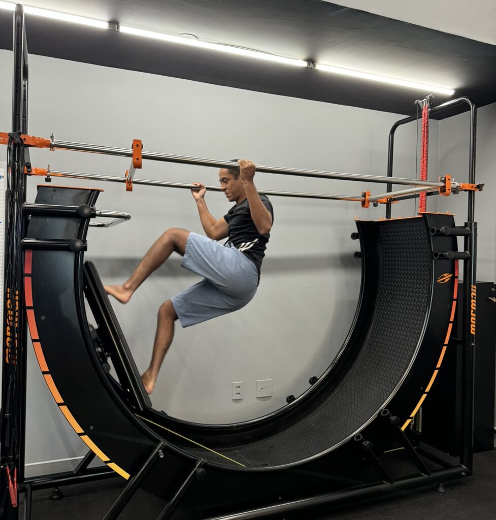 Aluno treinando no studio mormaii