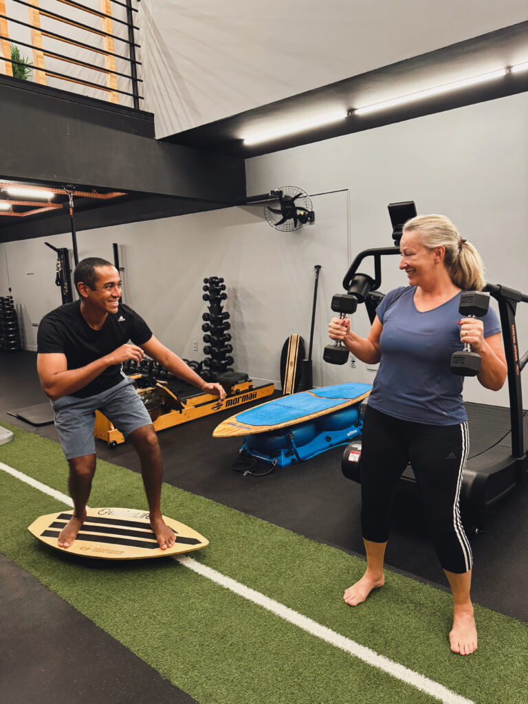 Alunos felizes ao treinar no studio mormaii