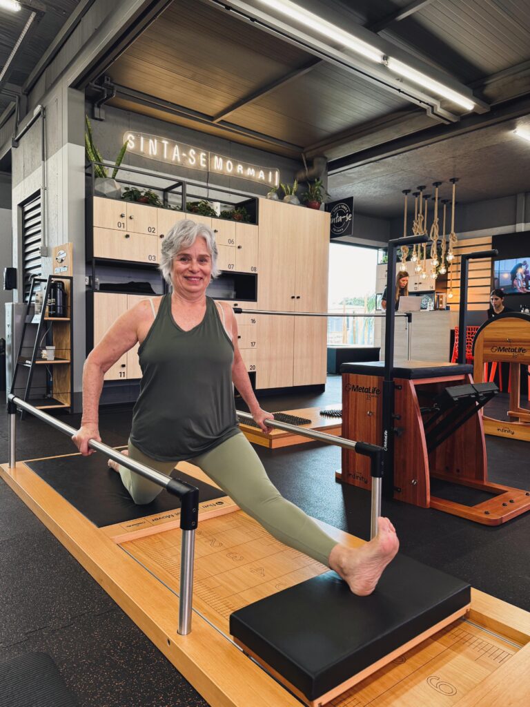 Aluna praticando pilates no studio mormaii