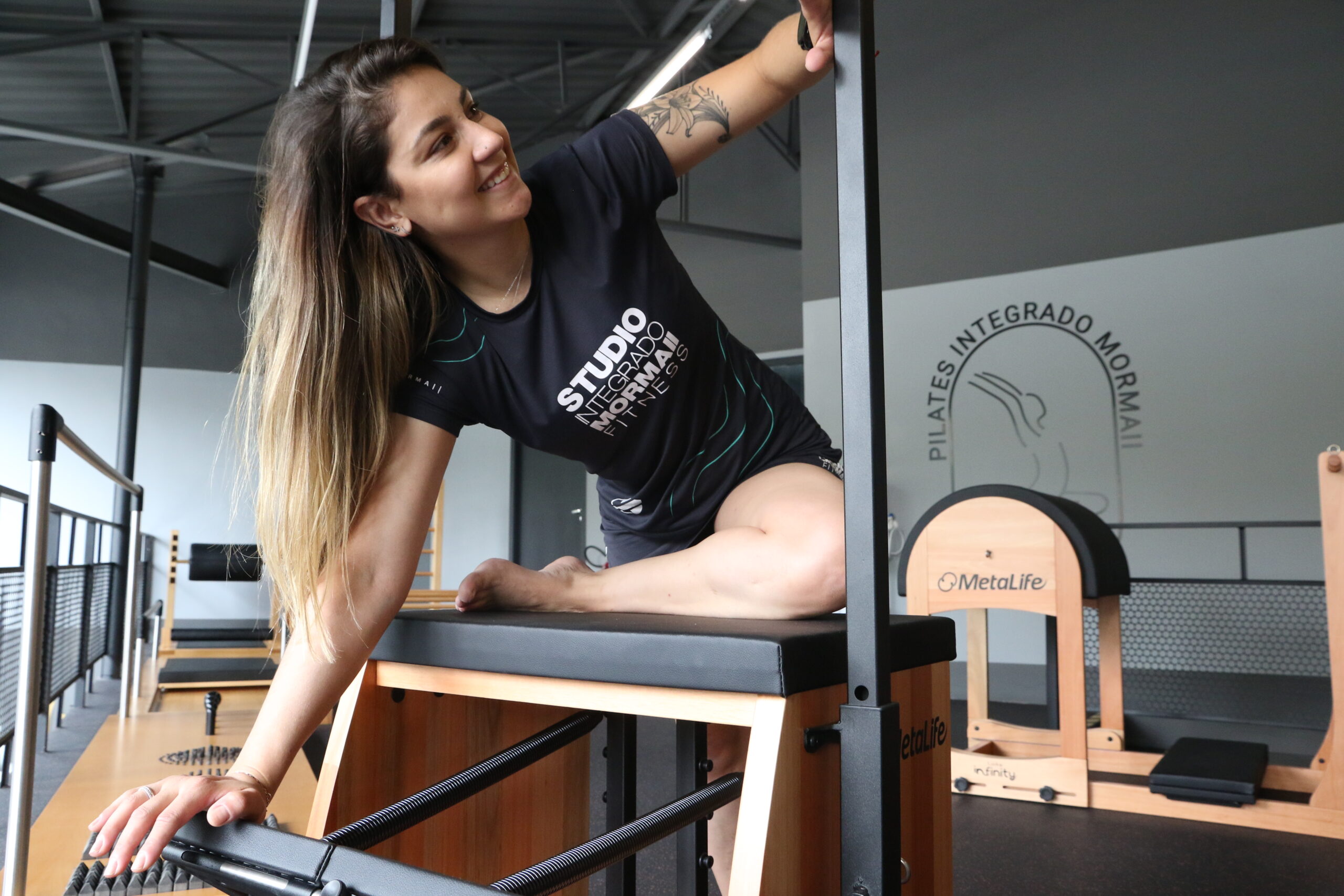 Aluna praticando pilates no Studio Mormaii