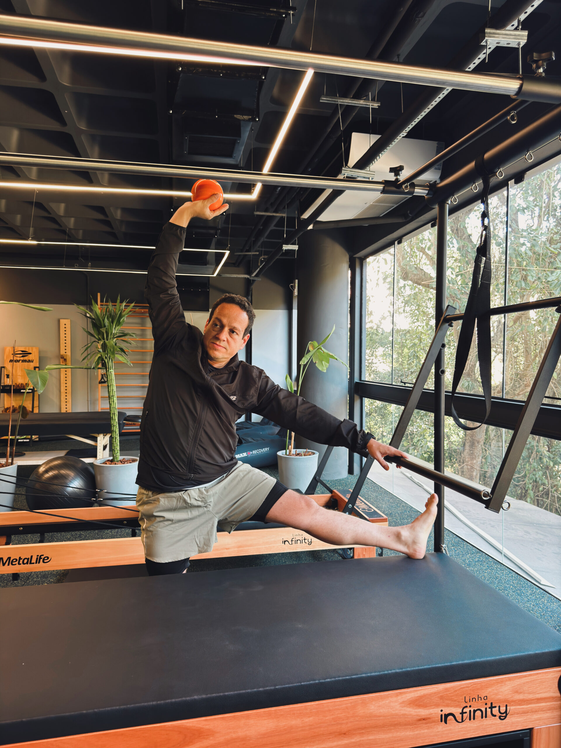 Aluno praticando pilates no Studio Mormaii