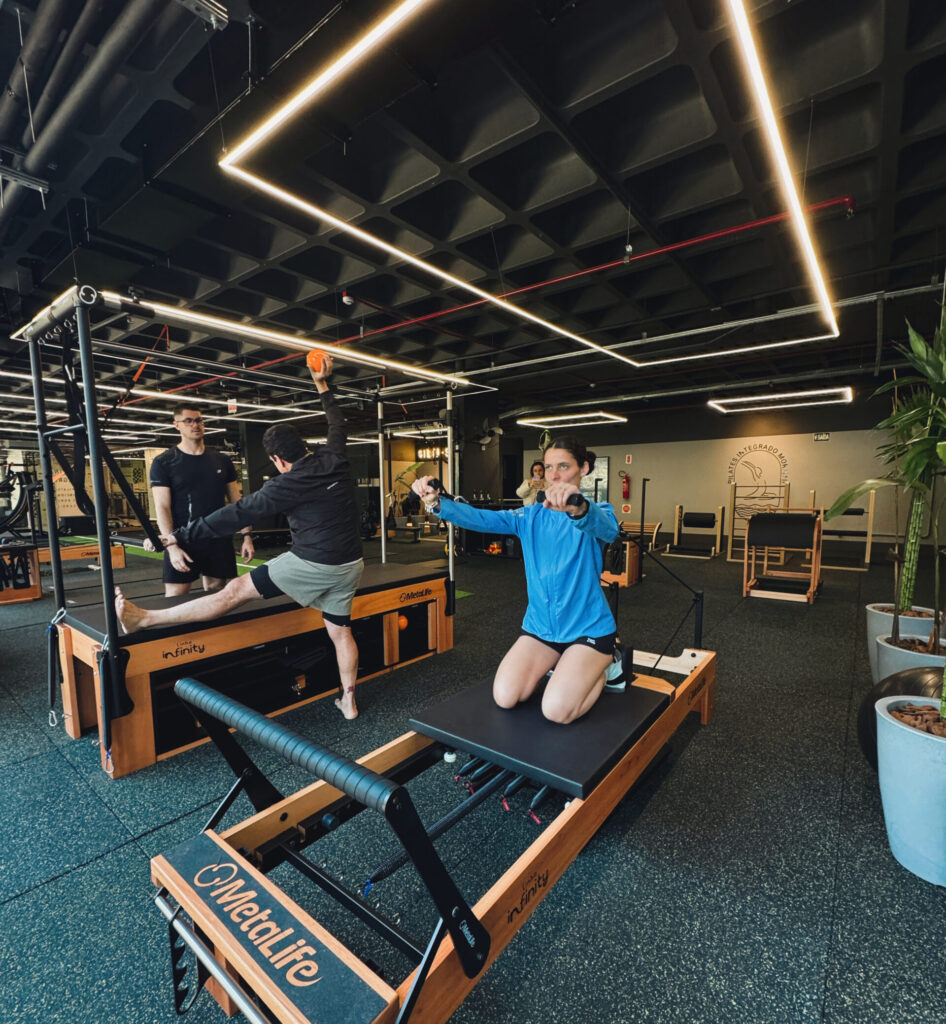 Alunos praticando pilates no studio mormaii