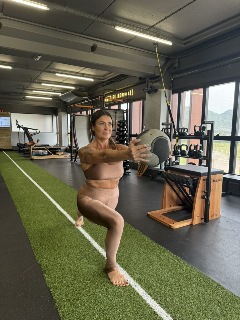 Aluna praticando atividade de baixo impacto articular no Studio Mormaii.