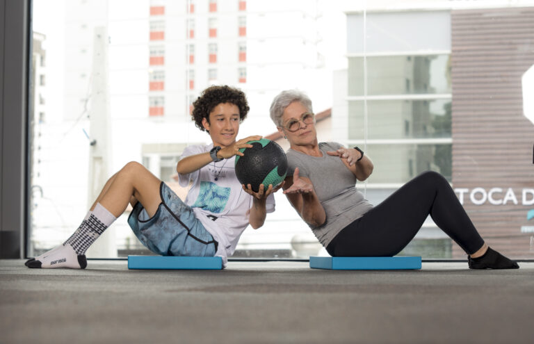 Alunos praticando treino de baixo impacto articular no Studio Mormaii