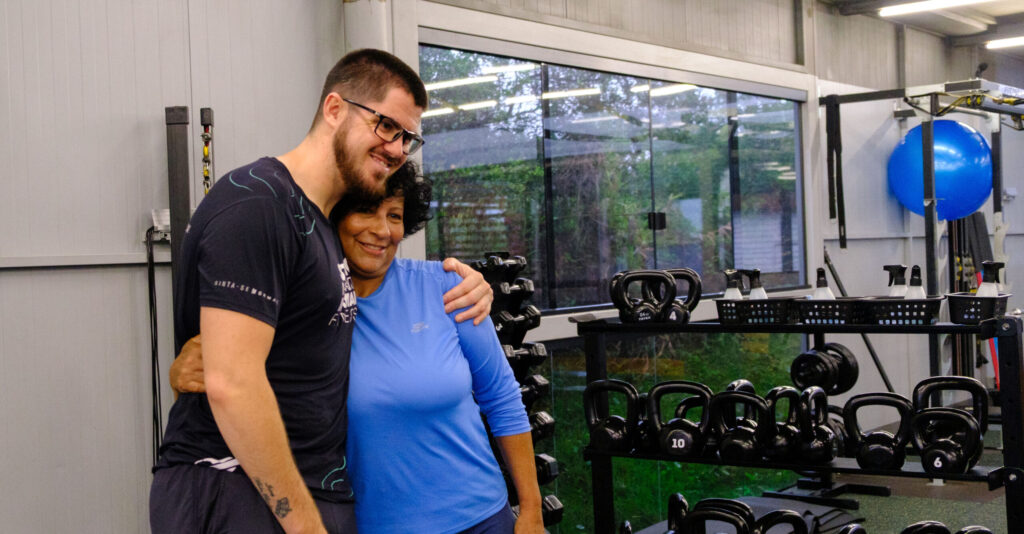 Aluna e Professor do Studio Mormaii se abraçando