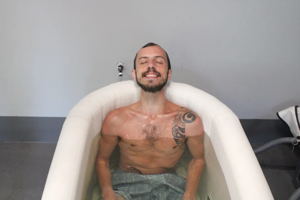 Aluno do Studio Mormaii na banheira de gelo.