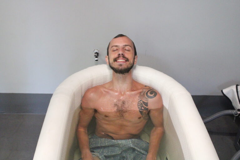 Aluno do Studio Mormaii na banheira de gelo.