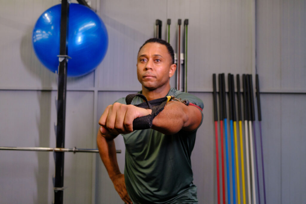 Aluno treinando força no Studio Mormaii