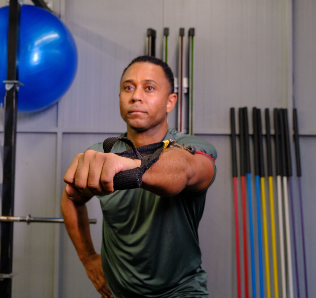 Aluno treinando força no Studio Mormaii