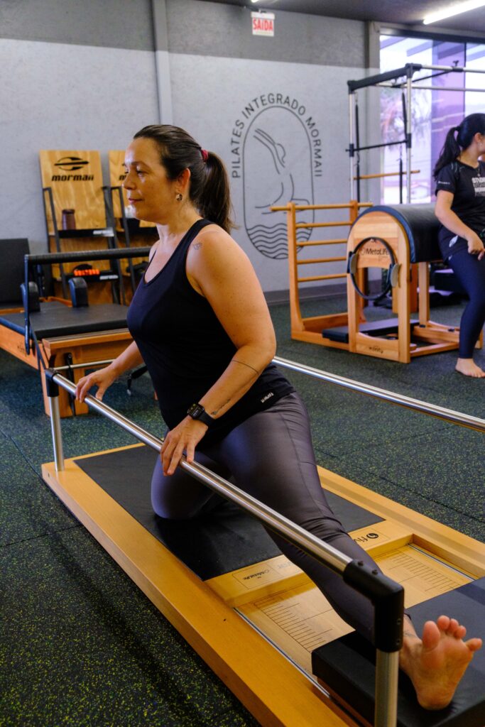 Aluna praticando pilates no studio mormaii