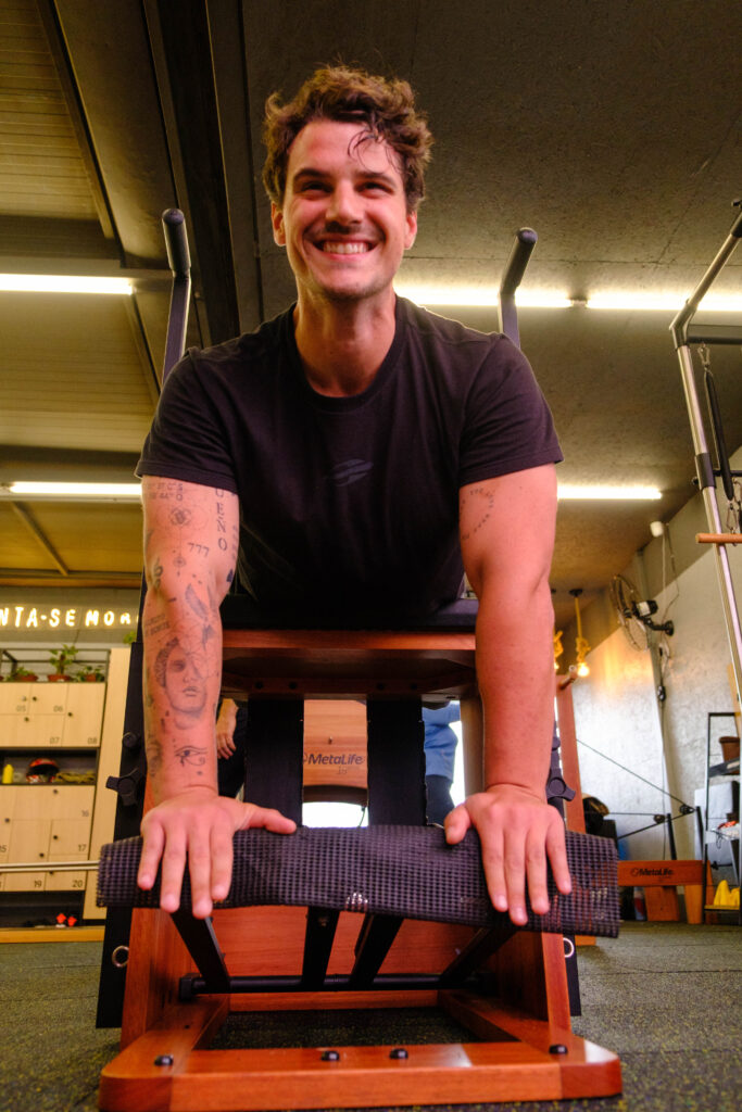 Aluno praticando Pilates no Studio Mormaii