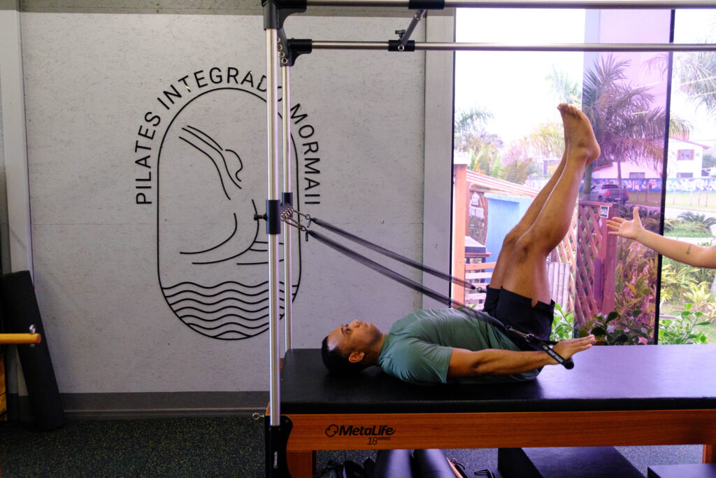 Aluno do Studio Mormaii praticando Pilates