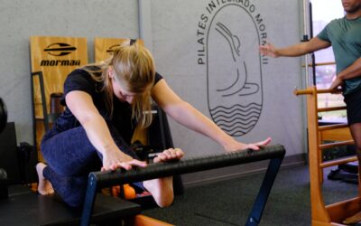 Aluna do Studio Mormaii em exercício de Pilates com orientação da professora